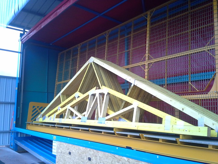 cabine d’aspersion pour le traitement des fermettes de charpente industrielle