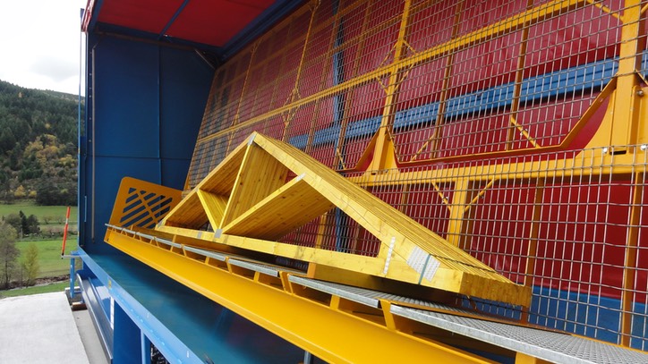 cabine d’aspersion pour le traitement des fermettes de charpente industrielle