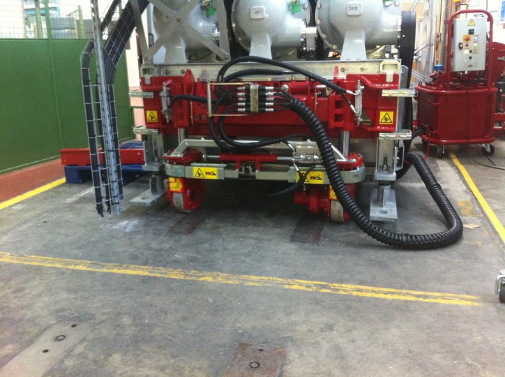 L1049-A PREMIER JEU DE CRICS ROULEUR ALSTOM SUR SITE - 03